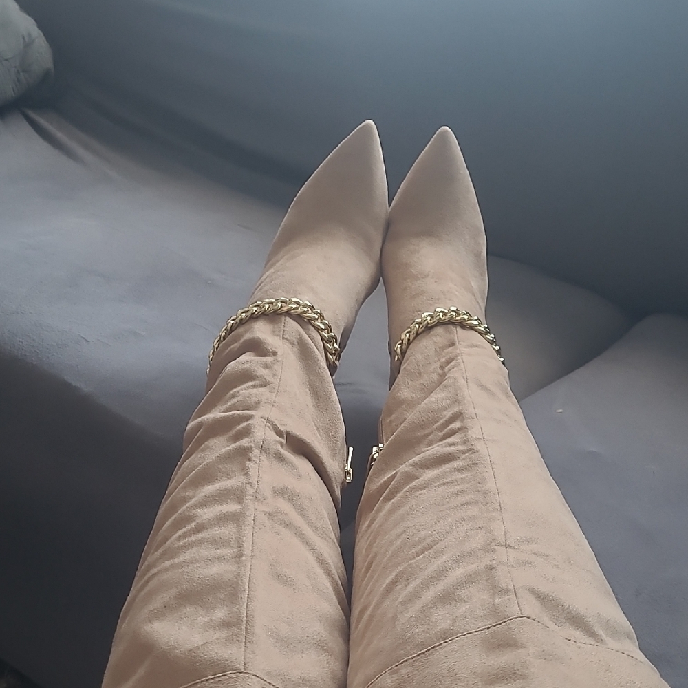 Jessica Simpson Tan Heeled Boots with Gold Chain